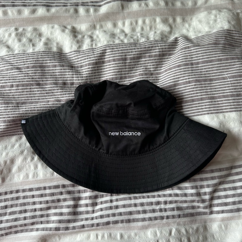 new balance black embroidered bucket hat 🌊